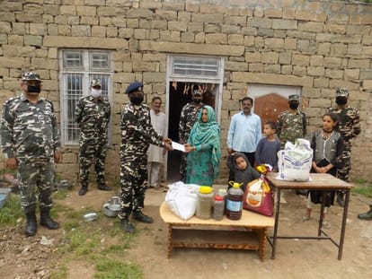 पीड़ित परिवार को सहायता राशि तथा राशन देते एसएसबी कंपनी